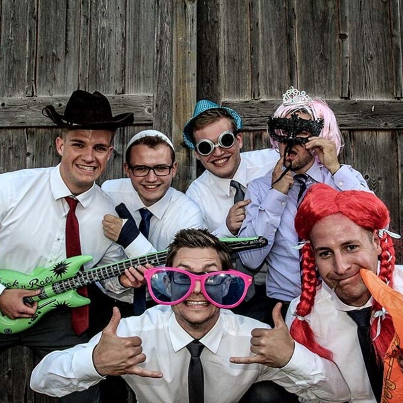 Gruppe von Freunden mit Perücken und Hüten