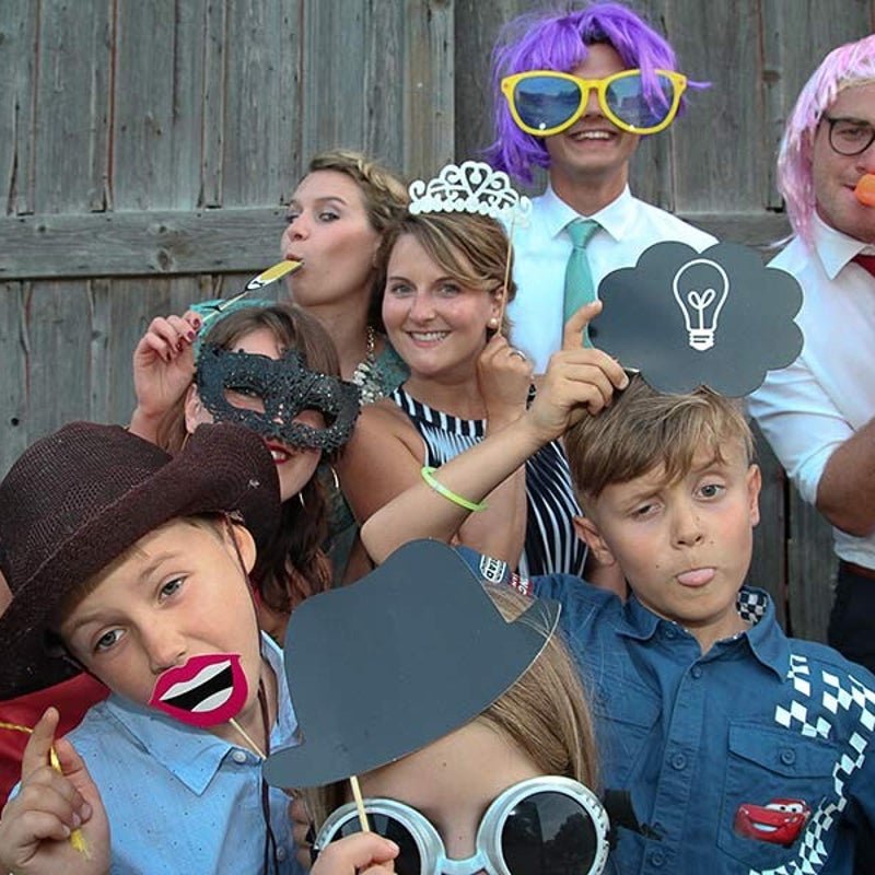 Ausgelassene Hochzeitsgäste feiern mit der Fotobox
