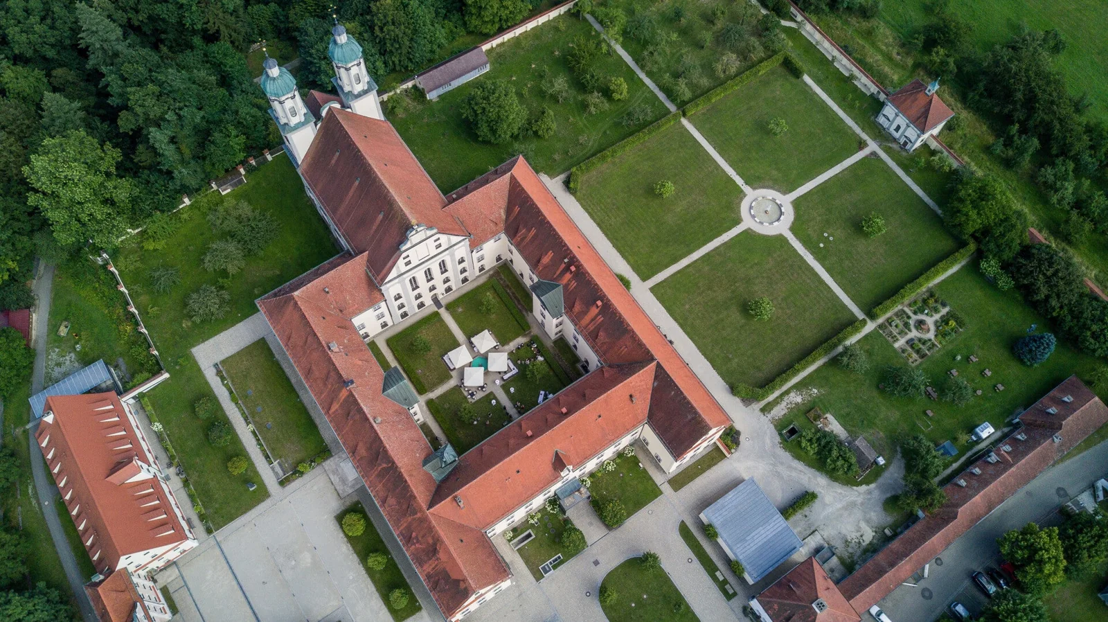 Luftbild der Klosteranlage Kloster Holzen mit Kirche, Innenhof und Gartenanlage