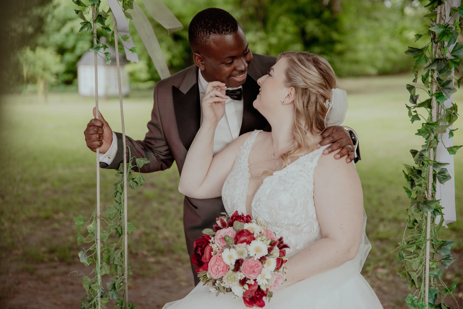 Brautpaar bei seiner deutsch-afrikanischen Hochzeit auf Schloss Aufhausen