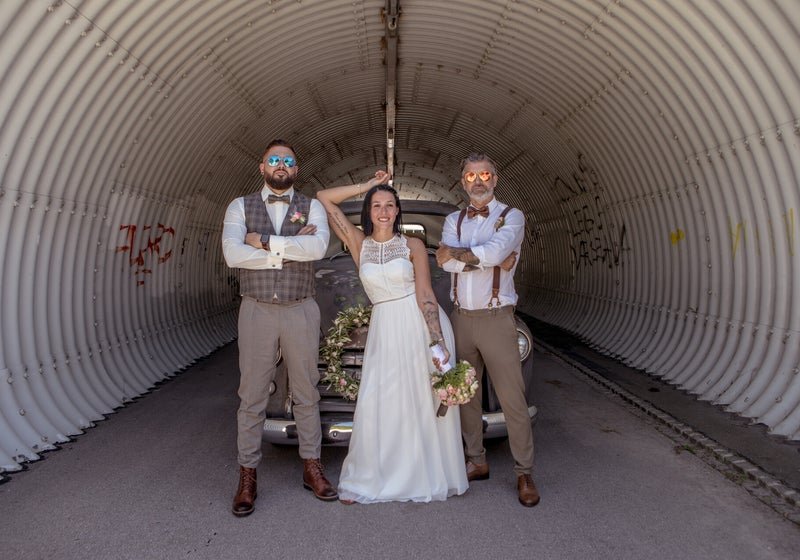Hochzeitsfoto in Königsbrunn – Brautpaar mit Trauzeugen am Vintage-Pickup im Tunnel