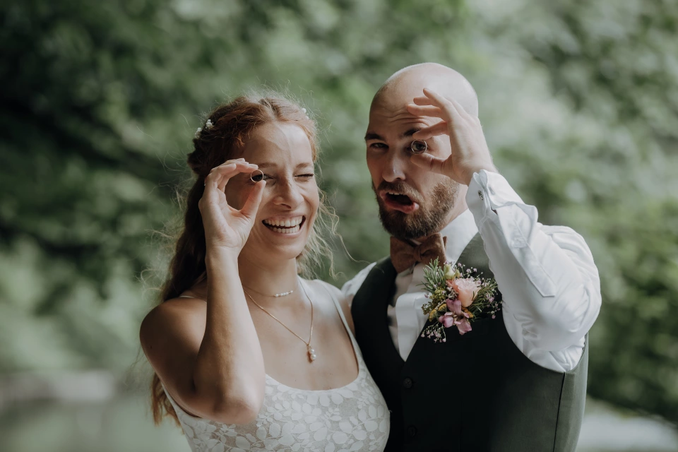 Brautpaar hochzeitsringe grimasen wald augsbug hochzeitsfotos rene cerny