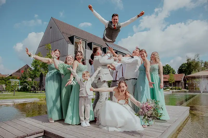 Ausgelassene Hochzeitsgesellschaft mit Braut und Bräutigam bei der Hochzeit in den Lenderstuben Balzhausen – Hochzeitsfotograf René Cerny.