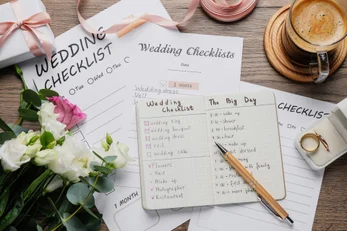 Feinschliff und Planung mit einer Hochzeits-Checkliste