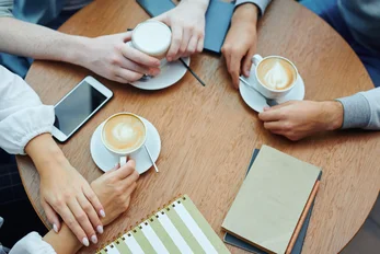 Persönliches Kennenlernen bei einer Tasse Kaffee