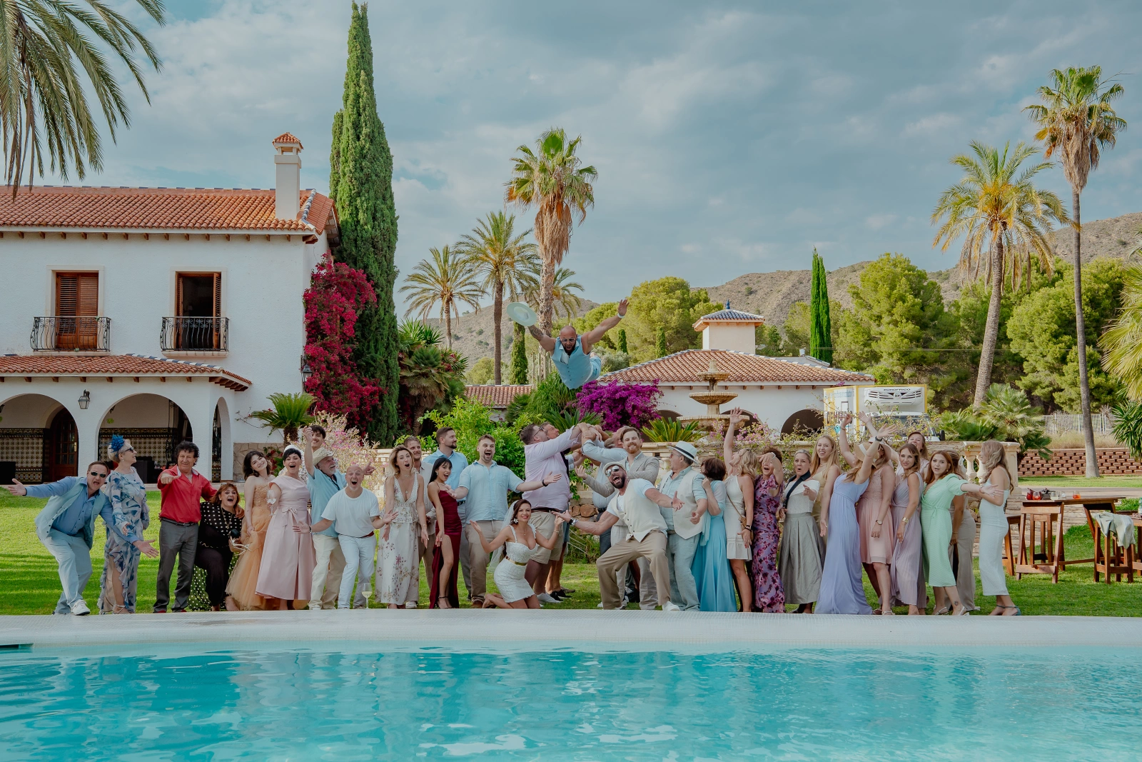 Hochzeitsfotograf René Cerny – ausgelassene Hochzeitsfeier am Pool, Hochzeit in Alicante, Spanien
