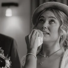 Emotionale Braut bei der Hochzeit