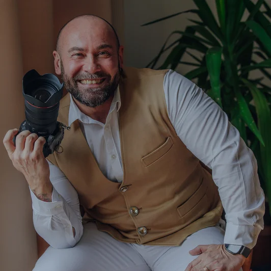 Hochzeitsfotograf René Cerny mit Kamera