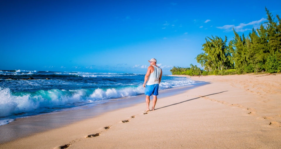 Fotograf René Cerny – Reisefotografie. René geht am Sandstrand entlang, Hawaii.