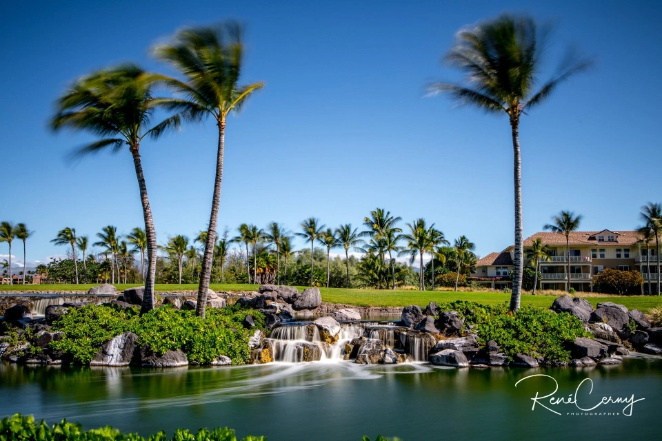 Fotograf René Cerny – Landschaftsfotografie. Wasserfall und Lagune mit Palmen in einem Resort, Hawaii.