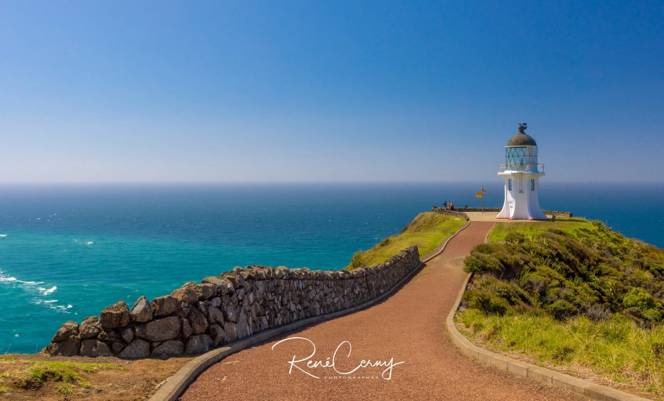 Fotograf René Cerny – Landschaftsfotografie. Leuchtturm am Cape Reinga über türkisfarbenem Meer, Neuseeland.