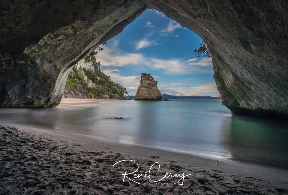 Fotograf René Cerny – Landschaftsfotografie. Felsentor mit Blick auf die Felsnadel von Cathedral Cove, Neuseeland.