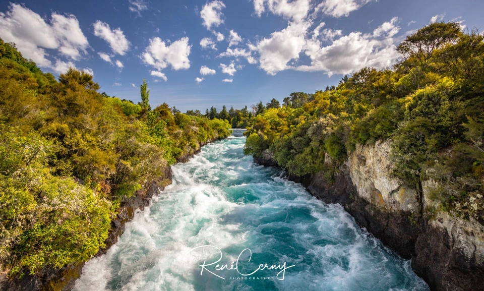 Fotograf René Cerny – Landschaftsfotografie. Türkisfarbener Wildwasserfluss an den Huka Falls, Neuseeland.