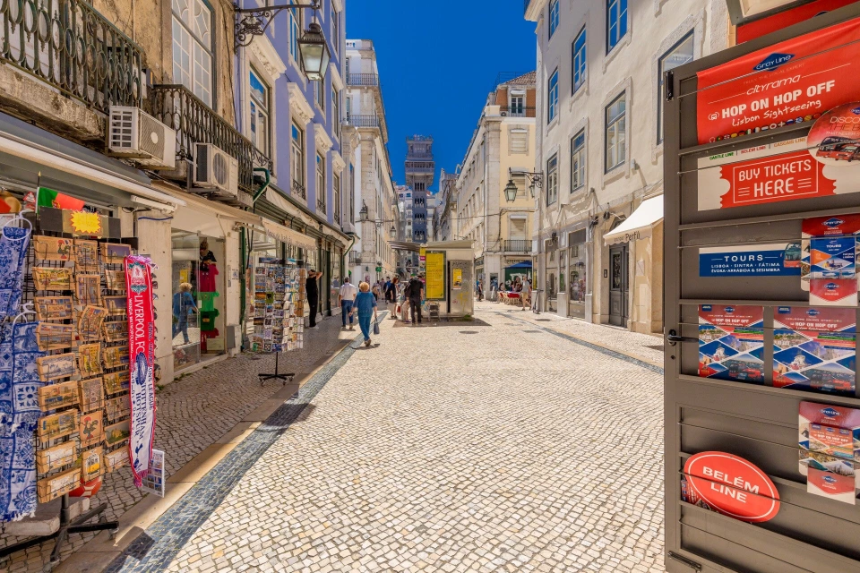 Fotograf René Cerny – Landschaftsfotografie. Altstadtgasse mit Blick auf den Elevador da Santa Justa, Lissabon, Portugal.