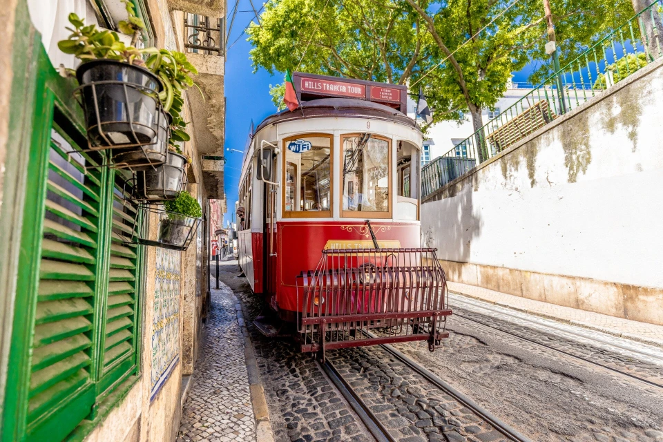 Fotograf René Cerny – Landschaftsfotografie. Historische rote Straßenbahn in einer Gasse von Lissabon, Portugal.