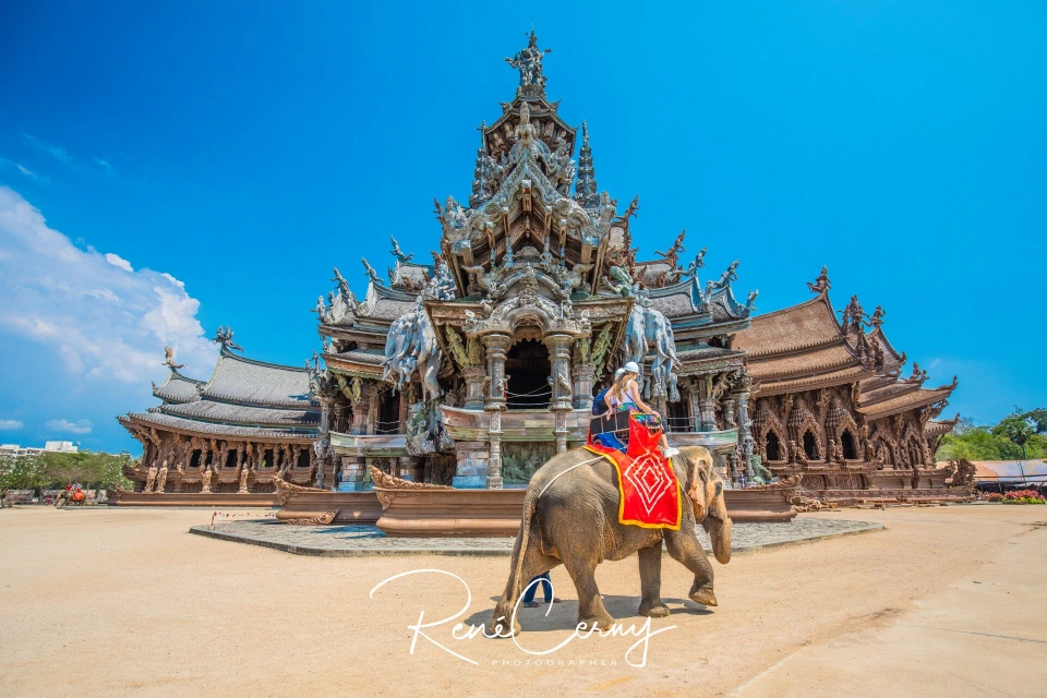 Fotograf René Cerny – Reisefotografie. Elefantenreiterin vor dem Tempel Sanctuary of Truth, Thailand.