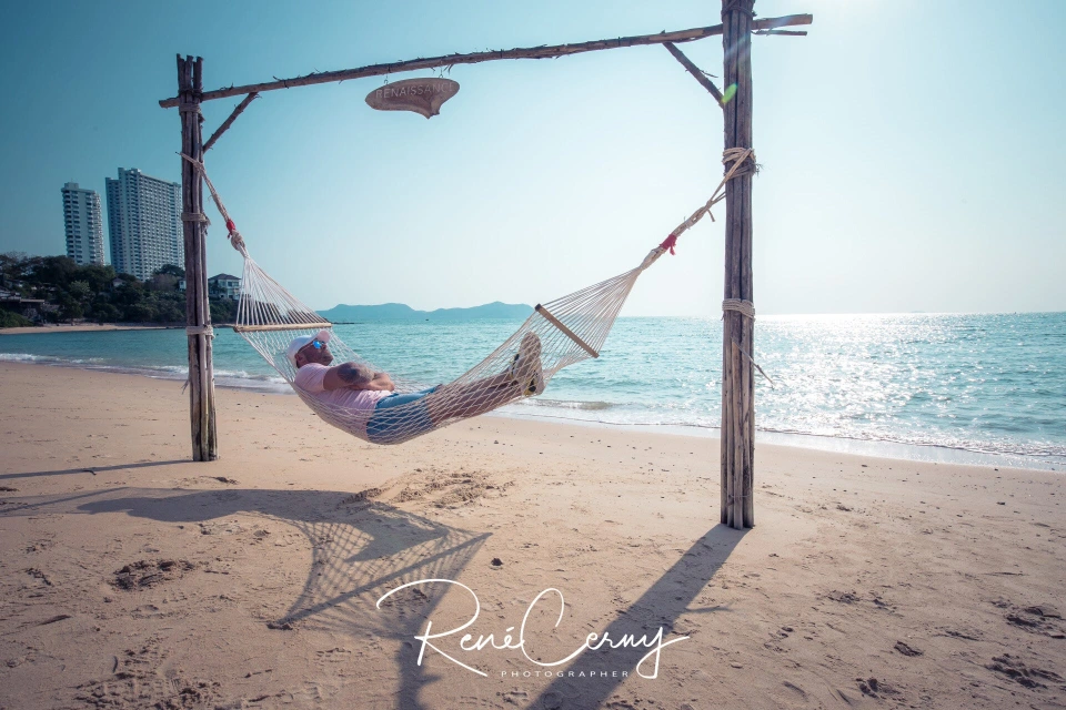 Fotograf René Cerny – Reisefotografie. Strand-Hängematte mit Skyline im Hintergrund, Thailand.
