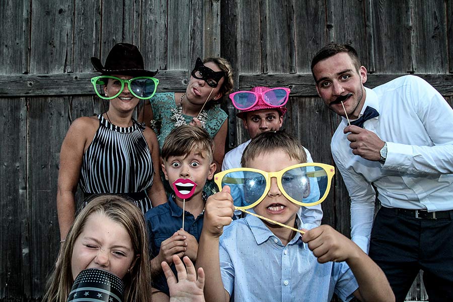 Gäste haben Spaß vor einer Fotobox