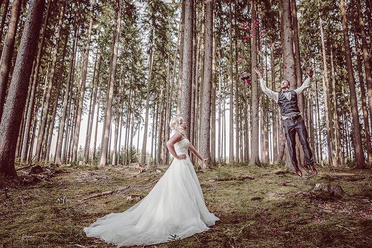 Hochzeitspaar im Wald