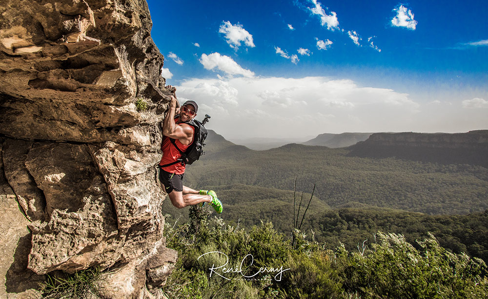 ein mann hängt am Felsen über den Blue Mountains Australien
