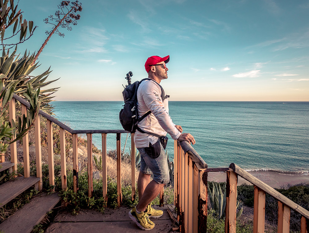 ein mann vor der Algarve Küste Portugal
