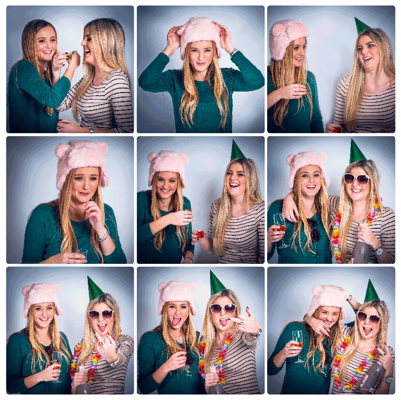 Hochzeitsgäste zwei Damen haben Spaß mit der Fotobox. Fotobox Augsburg